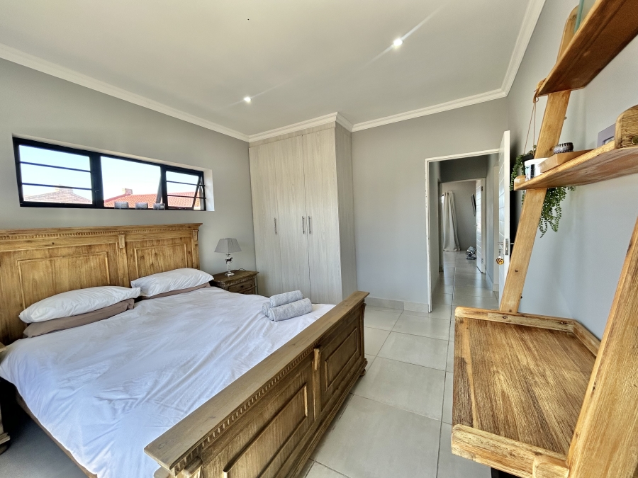 4 Bedroom Property for Sale in Wavecrest Eastern Cape